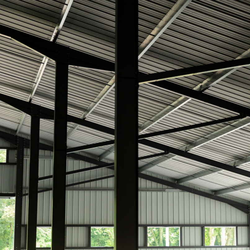 Poteaux bâtiment agricole de stockage toiture photovoltaïque à Rontignon (64)