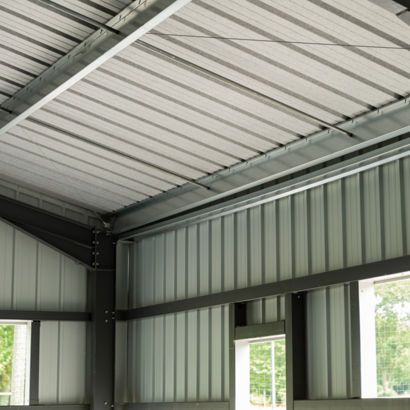 Intérieur bâtiment agricole de stockage toiture photovoltaïque à Rontignon (64)