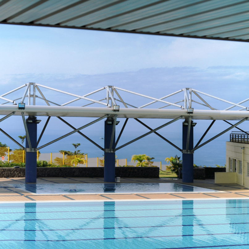 PISCINE PLATEAU CAILLOU charpente métallique type exosquelette