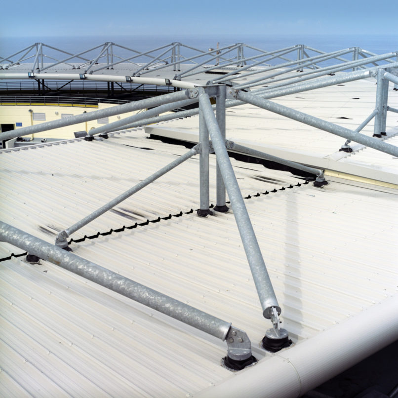 PISCINE PLATEAU CAILLOU charpente métallique galvanisée