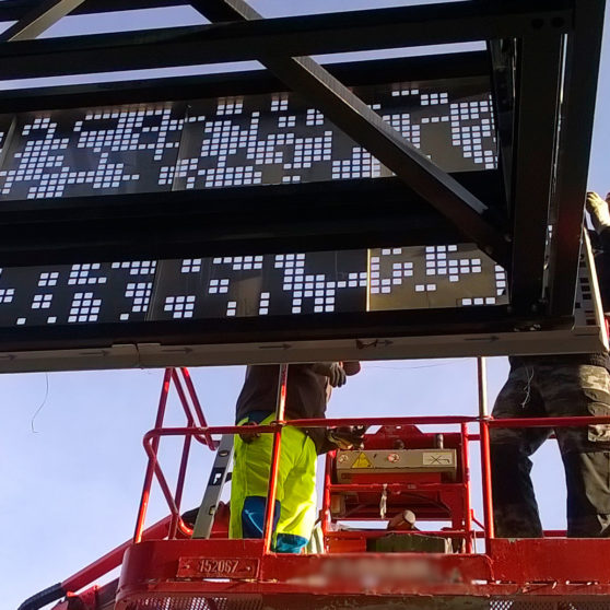 CASINO DE PAU cassettes en inox avec perforations carrées en cours de installation