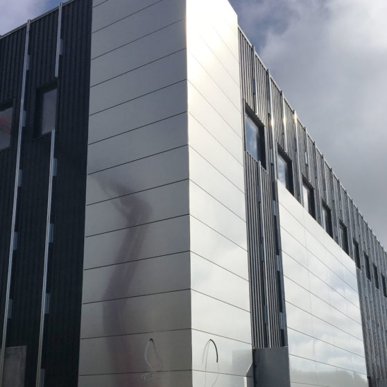 CASINO DE PAU bardage double peau vertical