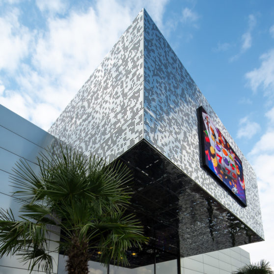 CASINO DE PAU modénatures saillantes revêtues de cassettes en inox avec perforations carrées