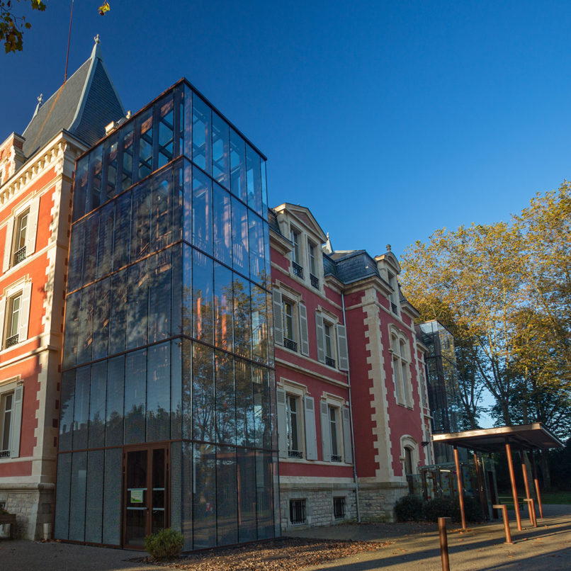 Cage d'escalier avec façades rideaux ALU - CENTRE DE LOISIRS BAROJA