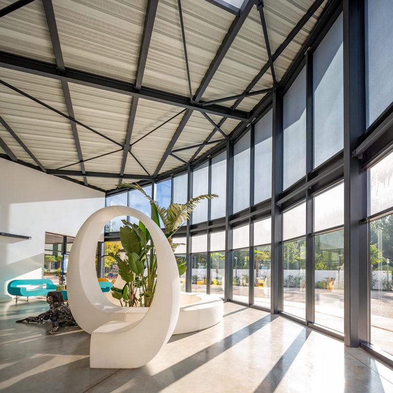 Façade cintrée rideaux ALU vue intérieure - CAMPING LA RIVE