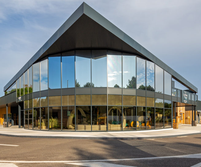 Toiture en porte-à-faux - CAMPING LA RIVE