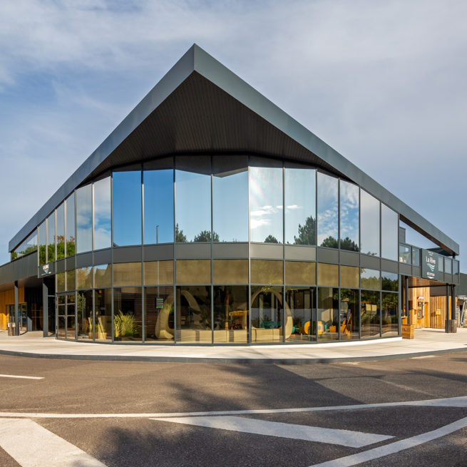 Toiture en porte-à-faux - CAMPING LA RIVE