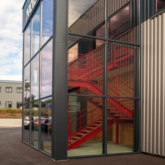 Cage d'escalier derrière façades rideaux ALU - PEINTURE NOBLE