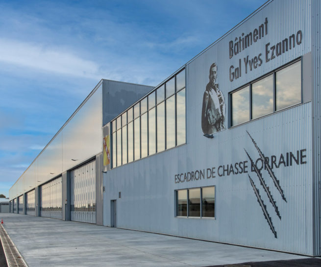 Mur rideau et menuiseries aluminium - BÂTIMENTS ACCUEIL DU 4ÈME ESCADRON RAFALE À MONT-DE-MARSAN