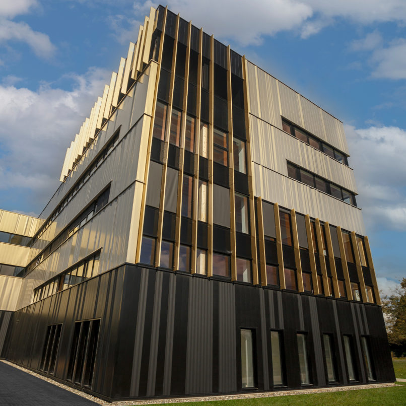 Menuiseries aluminum et brise-soleils façade Sud BÂTIMENT AXIONE – HÉLIOPARC DE PAU