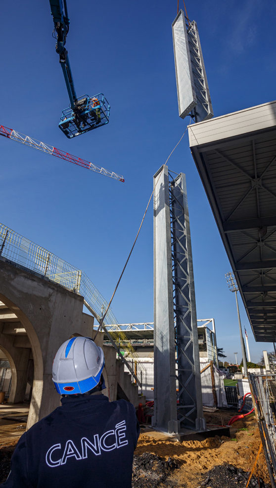 MÂTS ET CHARPENTE TRIBUNE KÉOLIS (EST) DU STADE JEAN DAUGER – BAYONNE assemblage des mâts